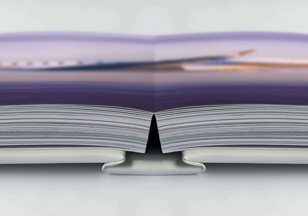 Open bound book showing the transition from its case to the page block